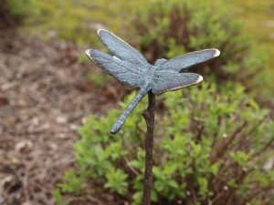 Beeld brons - Tuinbeeld - Kleine libelle op stok - 60 cm hoog - Bronzartes