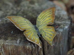 Tuinbeeld -  metalen Beeld -  Gele vlinder