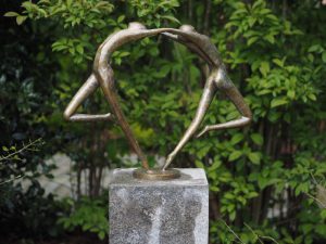 Tuinbeeld - bronzen beeld - Absract danspaar - Bronzartes - 49 cm hoog