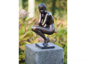 Tuinbeeld - bronzen beeld - Zittend Naakt - gehurkt - Bronzartes - 37 cm hoog