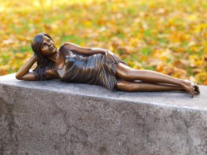 Tuinbeeld - bronzen beeld - Liggend meisje    - Bronzartes - 14 cm hoog
