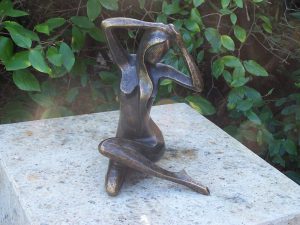 Tuinbeeld - bronzen beeld - Zittende vrouw   - Bronzartes - 24 cm hoog