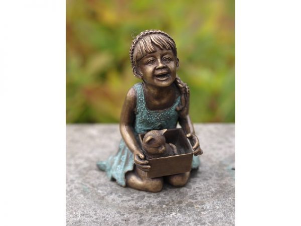 Tuinbeeld - bronzen beeld - Meisje met poes in mandje - Bronzartes - 15 cm hoog