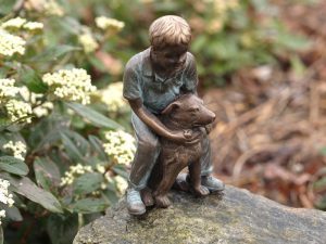 Tuinbeeld - klassiek bronzen beeld - Jongen met hond - Bronzartes - 15 cm hoog