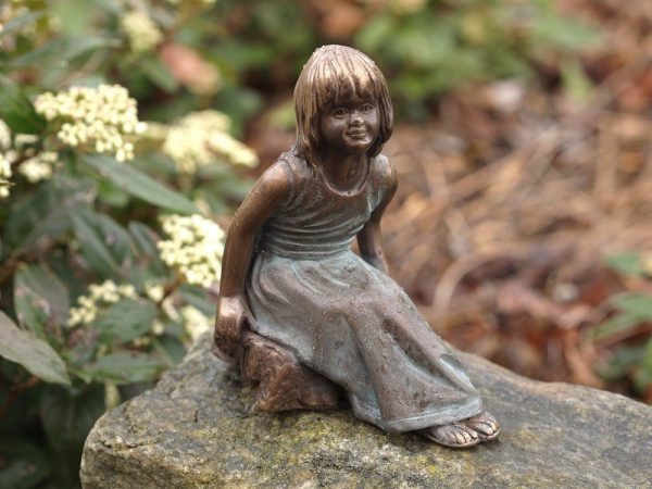 Tuinbeeld - klassiek bronzen beeld - Zittend meisje - Bronzartes - 13 cm hoog