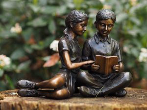 Tuinbeeld - bronzen beeld - Lezend kinderpaar - Bronzartes - 14 cm hoog