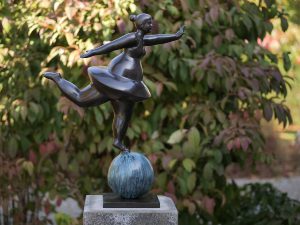 Tuinbeeld - bronzen beeld - Dikke ballerina op bal - Bronzartes - 63 cm hoog