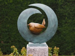 Tuinbeeld - modern bronzen beeld - vogel in cirkel - Bronzartes - 51 cm hoog