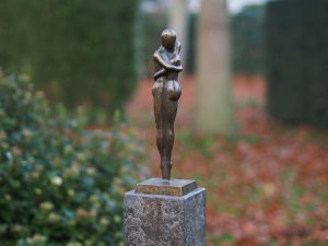 Tuinbeeld - modern bronzen beeld - Verstrengeld liefdespaar - Bronzartes - 30 cm hoog