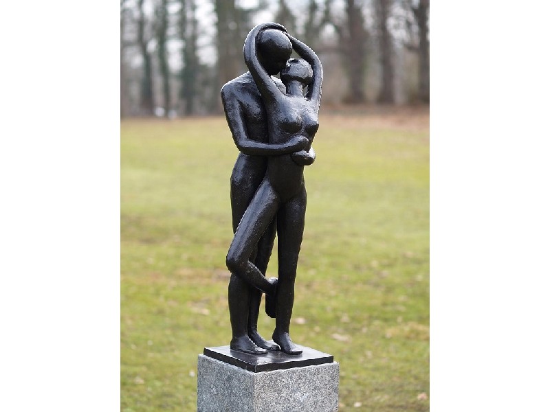Betasten salon Doelwit Tuinbeeld - bronzen beeld - Modern kussend liefdespaar - 98 cm hoog -  trendybywave.nl