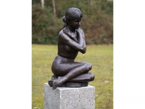 Tuinbeeld - bronzen beeld - Zittend naakt - 75 cm hoog