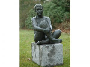 Tuinbeeld - bronzen beeld - Zittende naakte vrouw - 80 cm hoog
