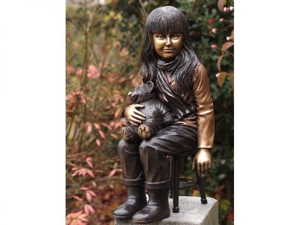 Tuinbeeld - bronzen beeld - Meisje op stoel met teddy - 0 cm hoog