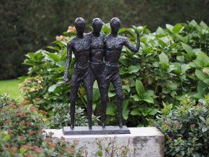 Tuinbeeld - bronzen beeld - 3 Mannen modern - 73 cm hoog