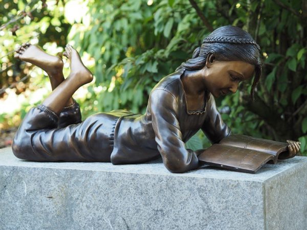 Tuinbeeld - bronzen beeld - Liggend lezend meisje    - 30 cm hoog