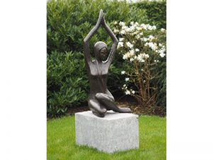 Tuinbeeld - bronzen beeld - Moderne naakte vrouw  H. 112 cm - 113 cm hoog