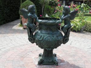 Tuinbeeld - bronzen beeld - Vaas met 2 engeltjes - 107 cm hoog
