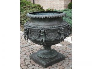 Tuinbeeld - bronzen beeld - Grote vaas met engeltjes - 76 cm hoog