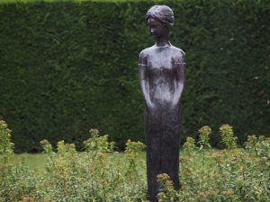 Tuinbeeld - bronzen beeld - Vrouw modern - 167 cm hoog