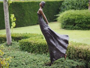 Tuinbeeld - bronzen beeld - Vrouw met handen op rug - 167 cm hoog