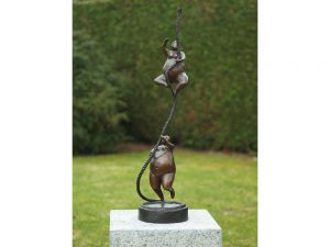 Tuinbeeld - bronzen beeld - 2 Dikke dames aan koord - 0 cm hoog