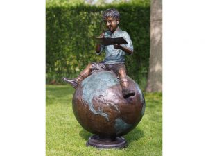 Tuinbeeld - bronzen beeld - Jongen zittend op wereldbol - 126 cm hoog