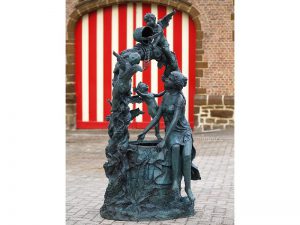 Tuinbeeld - bronzen beeld - Vrouw en engeltjes aan waterput - 208 cm hoog