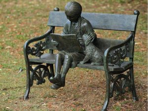 Tuinbeeld - bronzen beeld - Lezend meisje op bank - 80 cm hoog