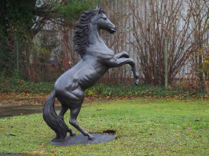 Tuinbeeld - bronzen beeld - Steigerend paard - 227 cm hoog