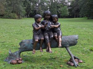 Tuinbeeld - bronzen beeld - 3 Meisjes op stam - 97 cm hoog