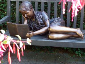 Tuinbeeld - bronzen beeld - Liggend lezend meisje - 43 cm hoog