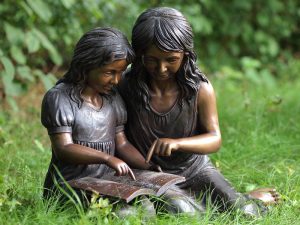 Tuinbeeld - bronzen beeld - Lezende meisjes - 59 cm hoog