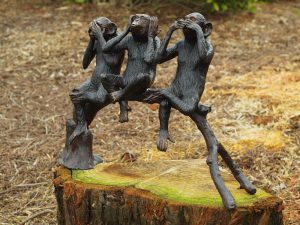 Tuinbeeld - bronzen beeld - 3 Aapjes op boomstam, horen zien zwijgen - 45 cm hoog