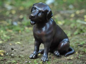 Tuinbeeld - bronzen beeld - Kleine labrador - Bronzartes - 24 cm hoog