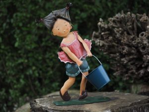 Tuinbeeld - Meisje met emmer - 36 cm hoog