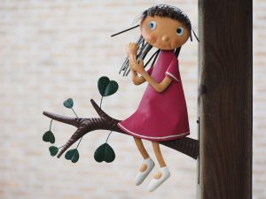 Tuinbeeld - Meisje op boomtak - 38 cm hoog