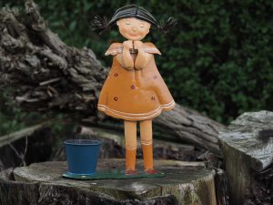 Tuinbeeld - Meisje met bloempot - 30 cm hoog
