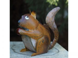 Tuinbeeld - Bruine gezellige eekhoorn gieter - 28 cm hoog