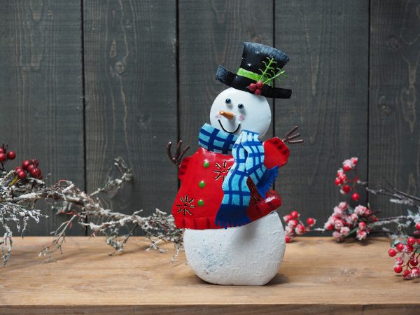 Metalen beeld - Kerst - Sneeuwpop - 32 cm hoog - rood