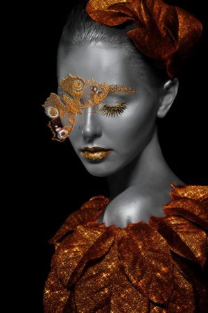 Ter Halle glasschilderij - vrouw met vlinder