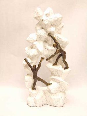 Brons beeld Zakelijk sculptuur “De helpende hand toesteken” van kunsthars H 30 cm Martinique