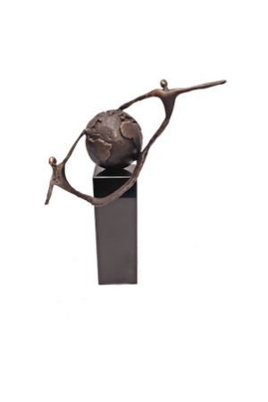 Brons beeld Sculptuur als wereldbol ” Elkaar helpen” H 20 cm Martinique