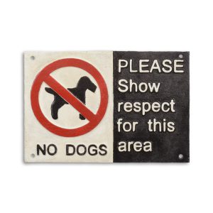 Gietijzeren bordje - "No dogs, please show respect.." -