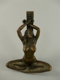 Bronzen beeld - Vastgeketende dame naakt