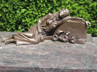 Bronzen Beelden: Dame Liggend Op Grafsteen Bronzartes