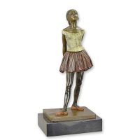 Beeld brons Vrouw op barkruk handbeschilderd 37,9 cm hoog