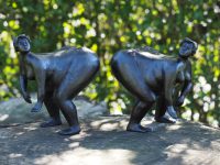 Tuinbeeld - bronzen beeld - Dikke dame links