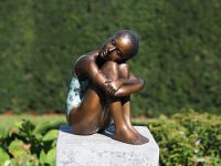 Tuinbeeld - bronzen beeld - Zittend meisje