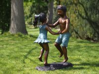 Tuinbeeld - bronzen beeld - Jongen en meisje dansend