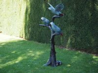 Tuinbeeld - bronzen beeld - 3 grijze roodstaart papegaaien
